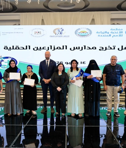خلال زيارتها للمنيا.. نائبة وزيرة التضامن الاجتماعي تبحث انجازات  مشروع المواطنة وتكرم خريجي مدارس المزارعين الحقلية